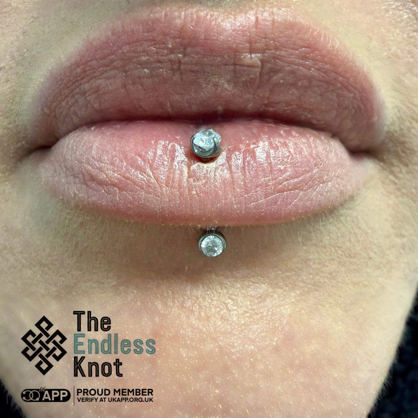 Curved barbell in lip