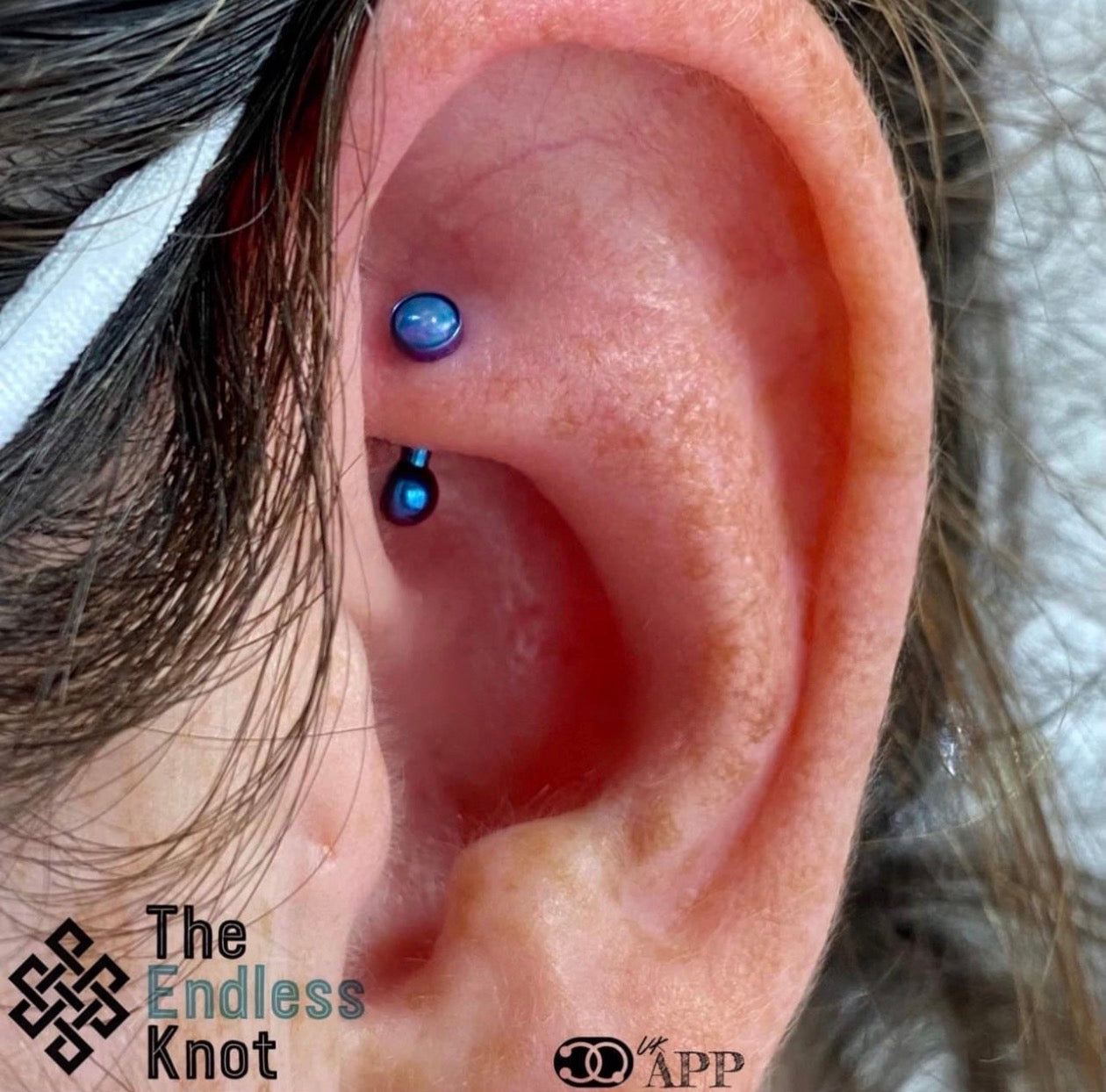 Curved barbell in ear