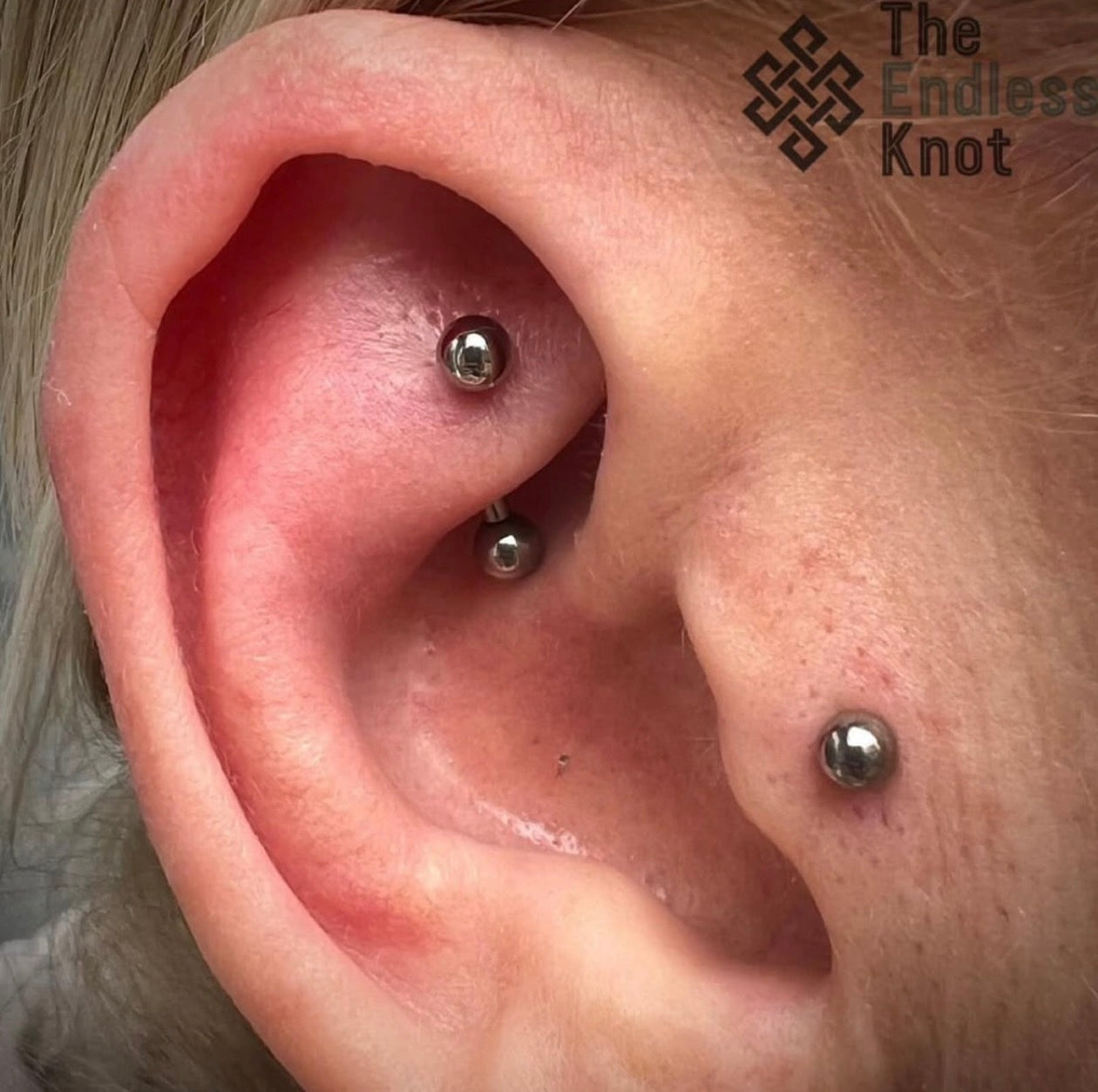 Curved barbell in ear