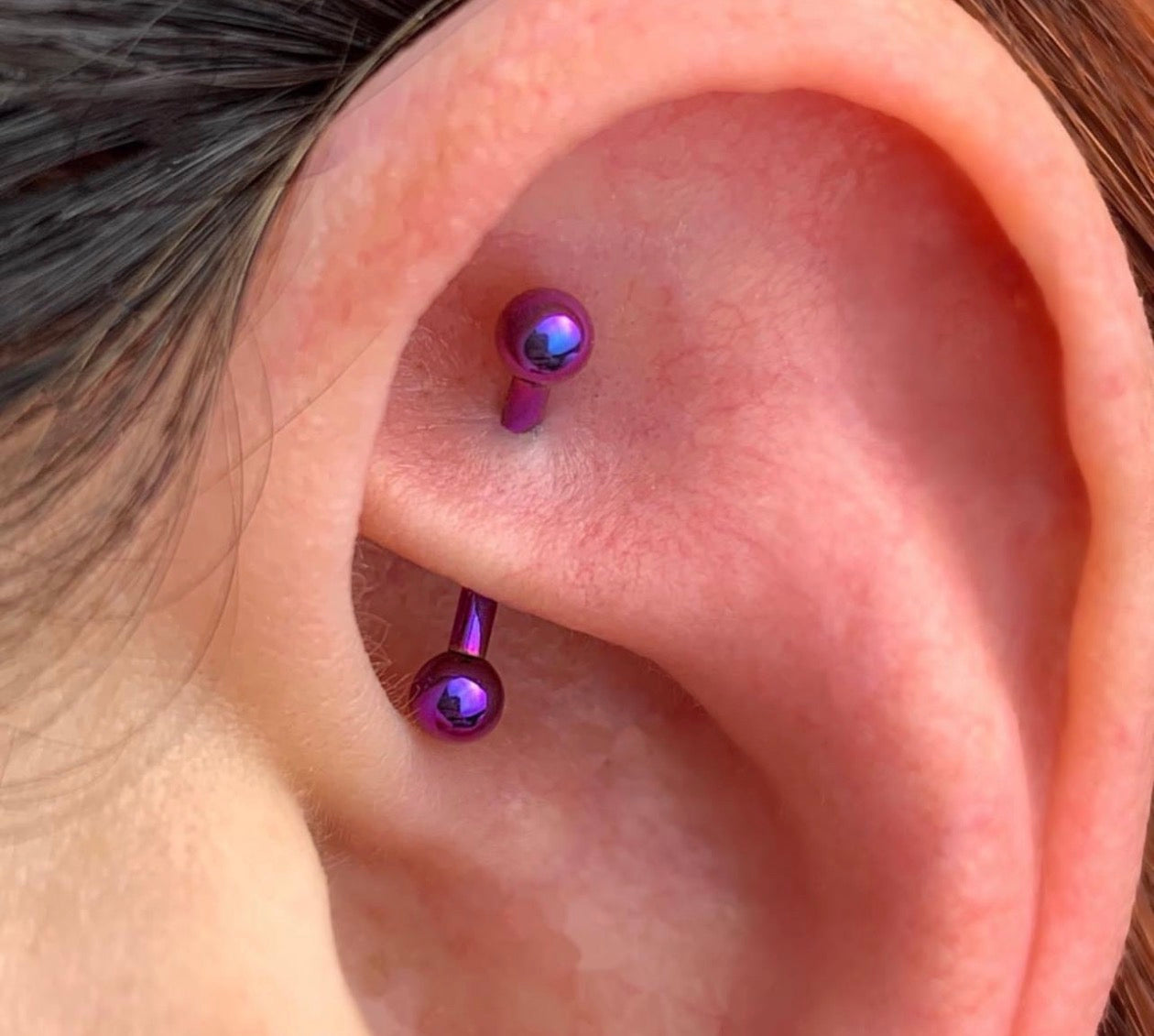 Curved barbell in ear
