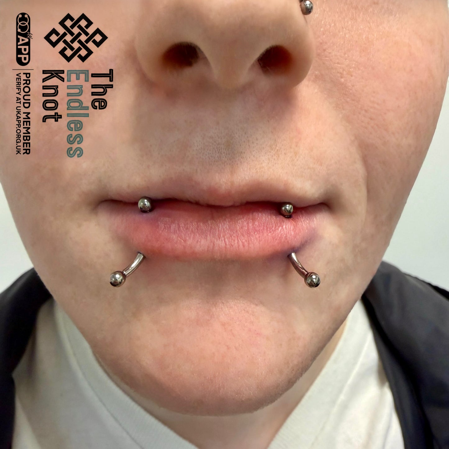 Curved barbell in lip