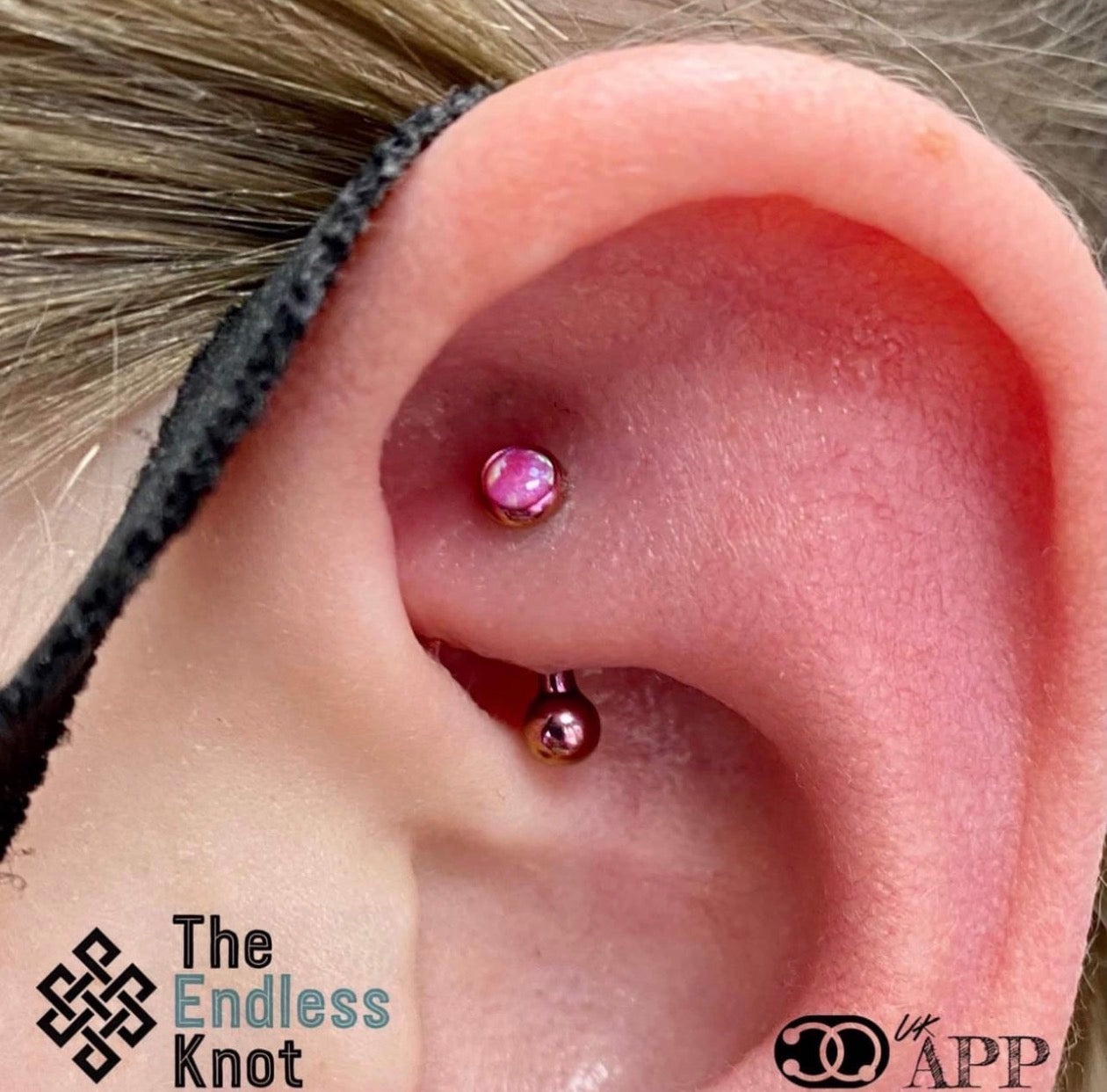 Curved barbell in ear